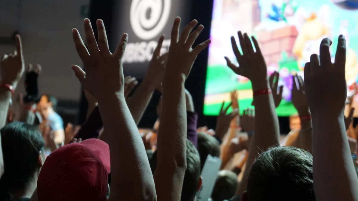 บรรยากาศฝูงชนและบูธกิจกรรมภายในงาน Gamescom