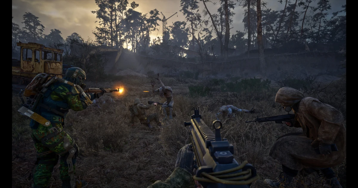ภาพเกมเพลย์ S.T.A.L.K.E.R. 2 แสดงกลุ่มสตอล์กเกอร์และชุดเกราะ Exoskeleton กำลังเปิดฉากยิงปะทะกับสัตว์กลายพันธุ์ในทุ่งกว้าง