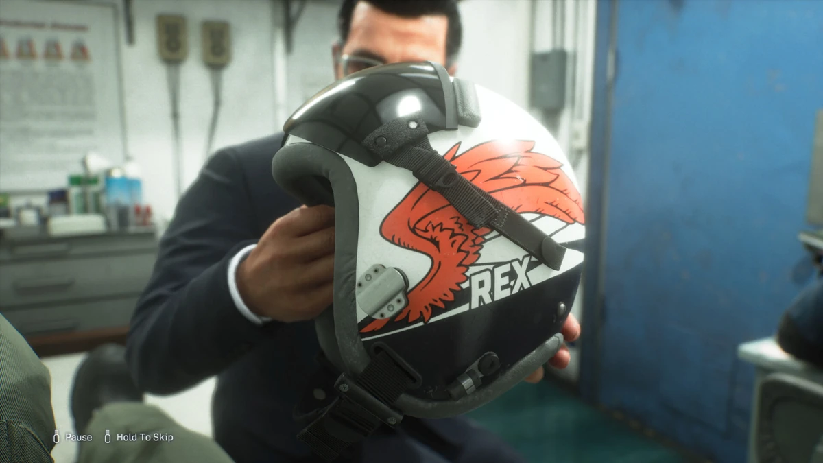 ชายยื่นหมวกนักบินลายนกสีแดงและคำว่า REX