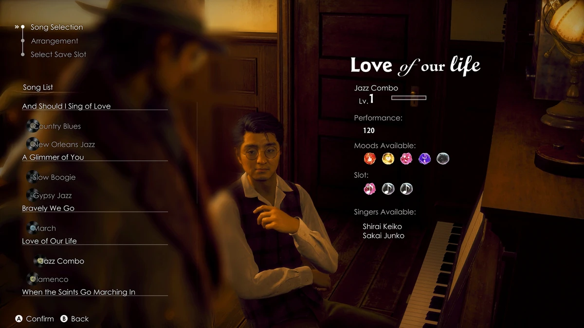 เมนูรายชื่อเพลงข้างเปียโนและชายสวมแว่น
