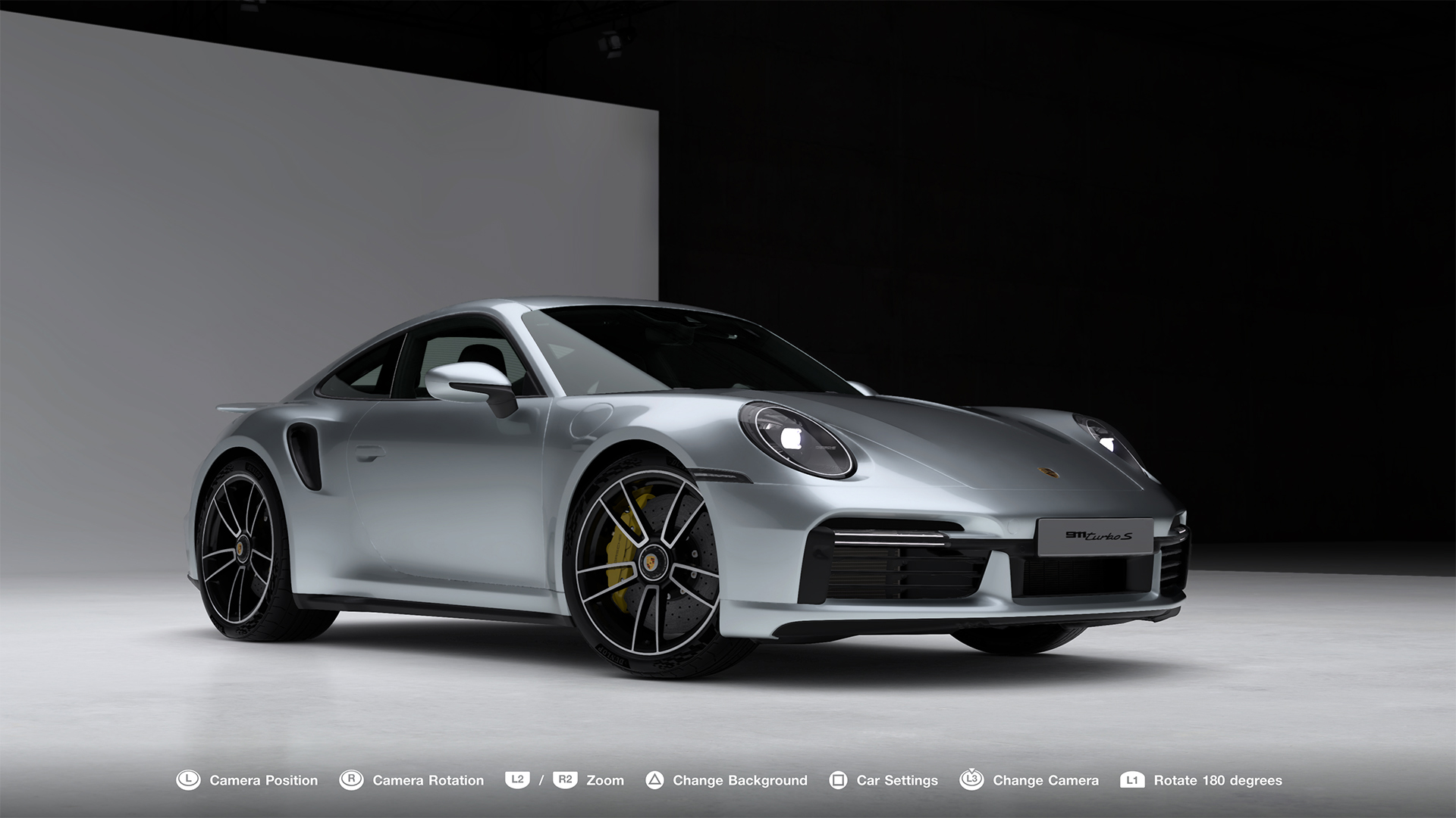 รถ Porsche สีเงินในโหมด Car Viewer พร้อมเมนูปรับกล้องและฉากหลังใน Gran Turismo 7