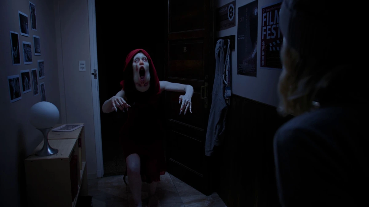 ร่างคนผมแดงในช่องประตูจากฉากคนแสดงของ Tenebris Somnia
