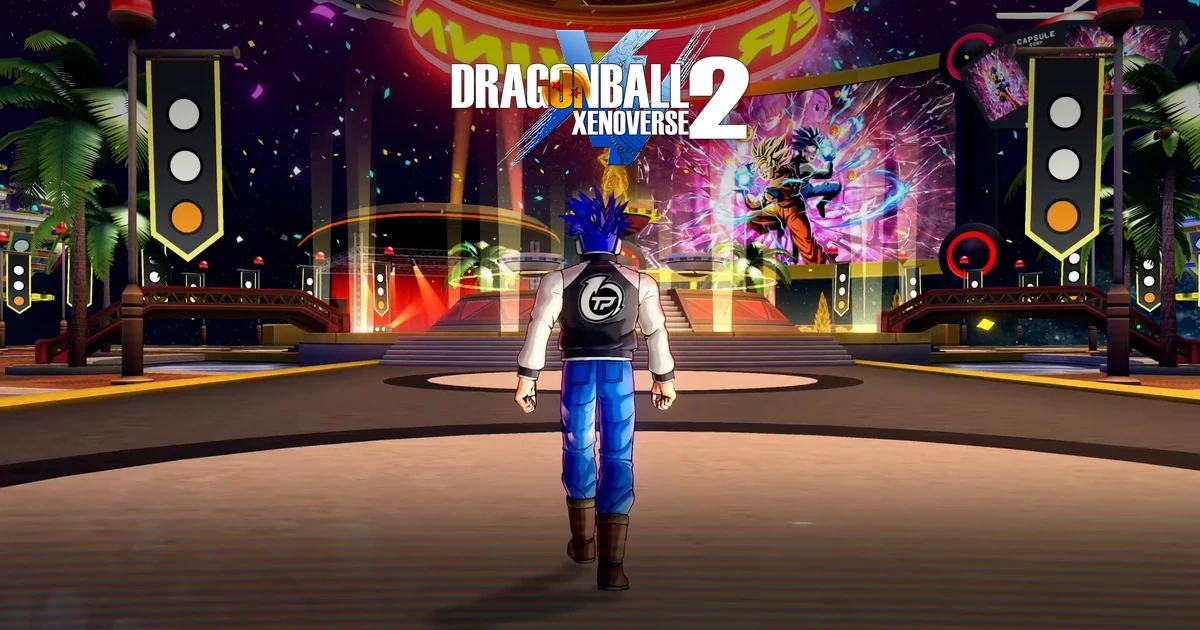 ตัวละครผมสีน้ำเงินเดินเข้าลานเทศกาล ใต้โลโก้ Dragon Ball Xenoverse 2