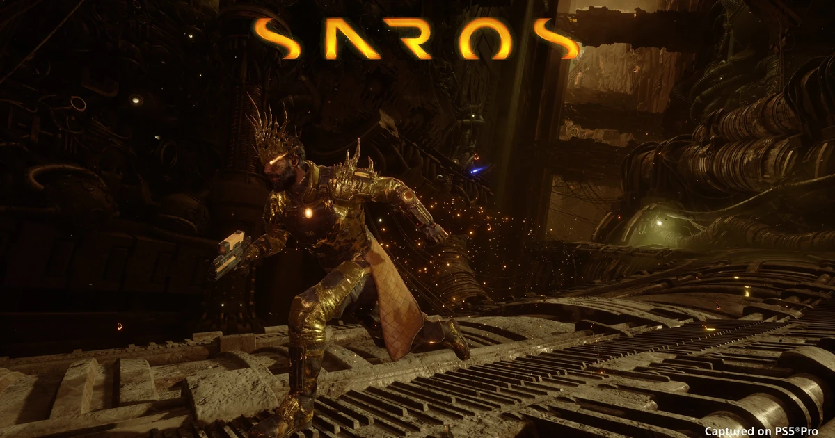 ตัวละครสวมมงกุฎและเกราะวิ่งถือปืนในทางเดินใต้โลโก้ Saros