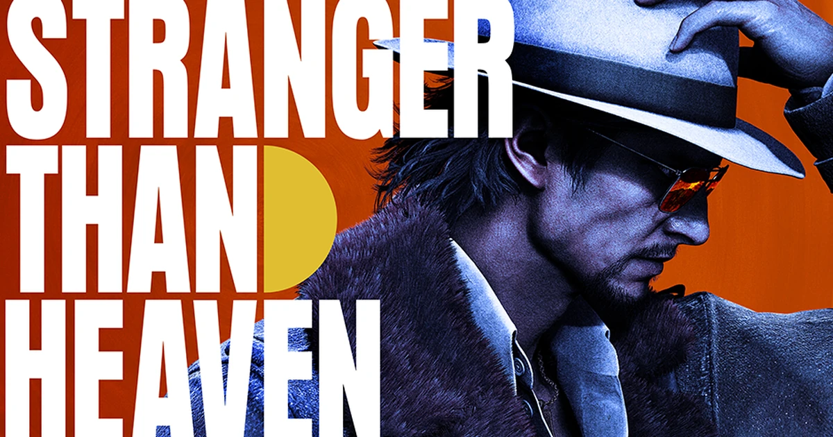 อาร์ต STRANGER THAN HEAVEN ตัวละครสวมหมวกและแว่นตา พร้อมโลโก้สีขาวบนพื้นหลังสีส้ม