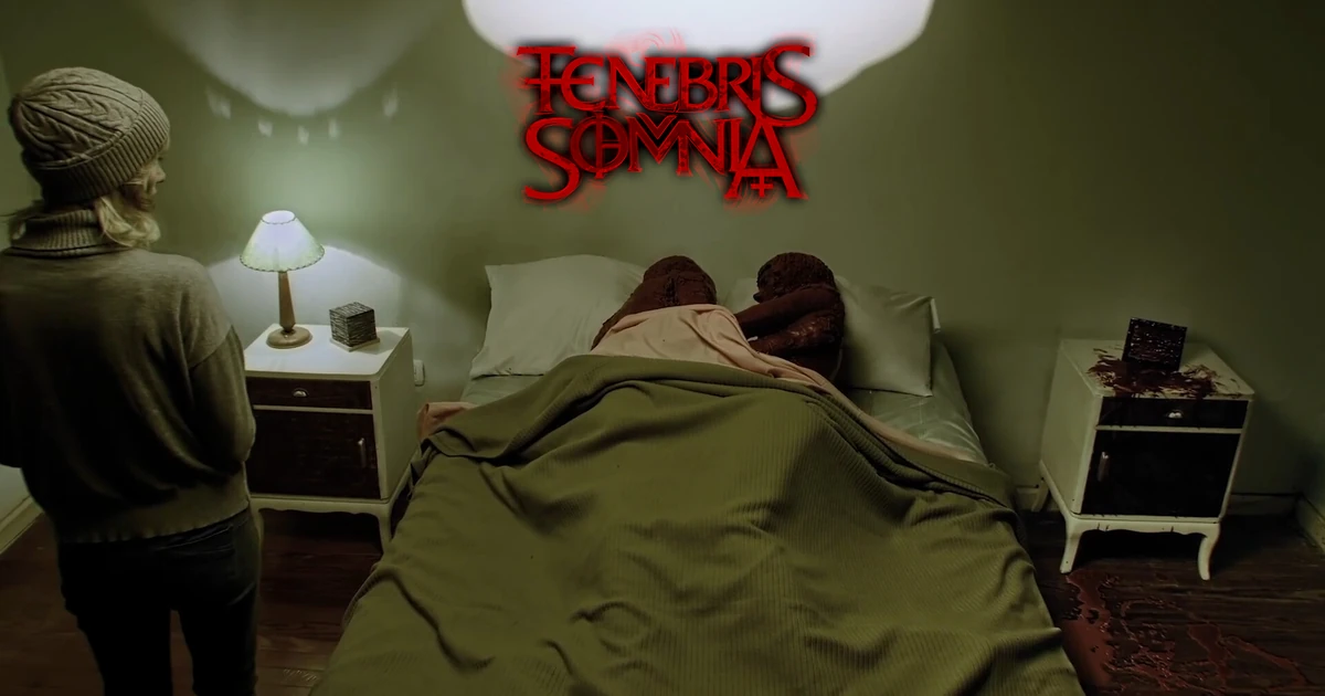 ฉากคนแสดงจริงในห้องนอน มีร่างบนเตียงและชื่อ Tenebris Somnia ด้านบน