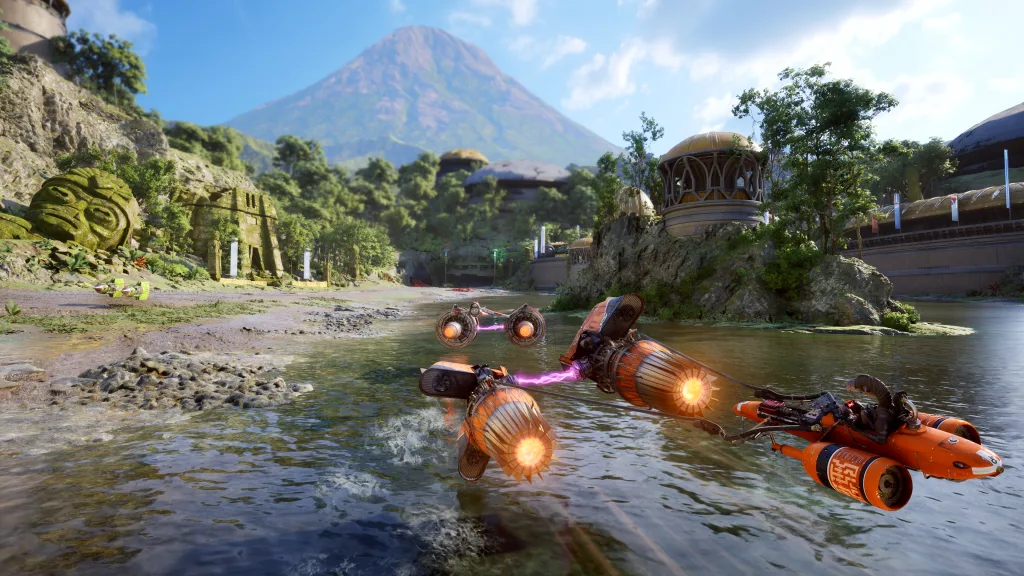 ยานพอดเรเซอร์สีส้มแข่งเหนือผิวน้ำท่ามกลางภูเขาและพื้นที่สีเขียวใน STAR WARS Galactic Racer